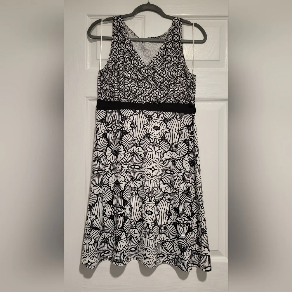 Black & White Sleeveless Lola Dress- Size M - Picture 1 of 9